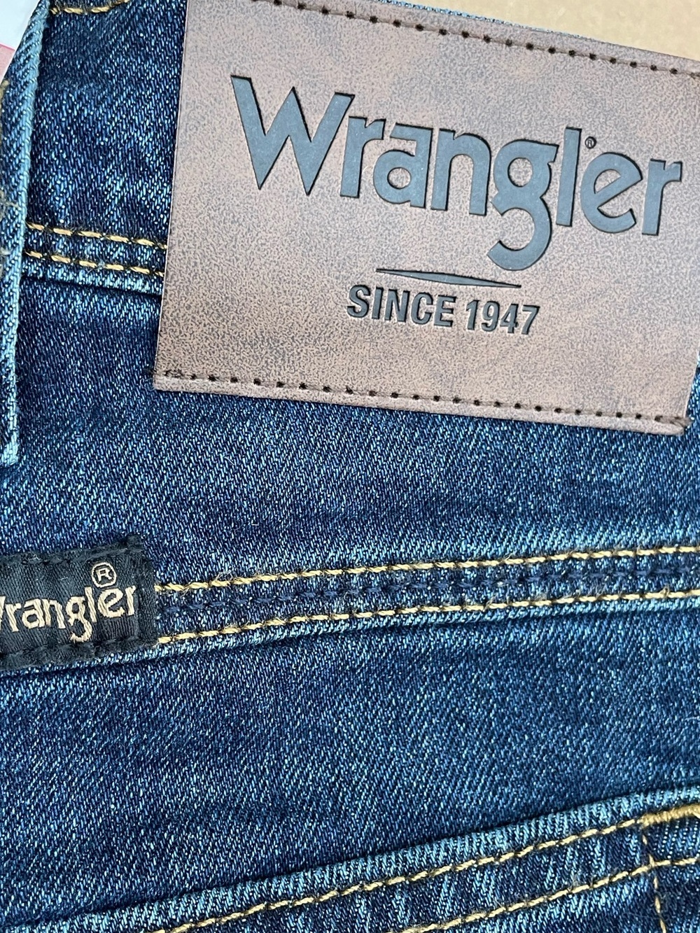 Wrangler Men’s Size: 40 x 32 REGULAR FIT STRETCH DENIM - Picture 3 of 7